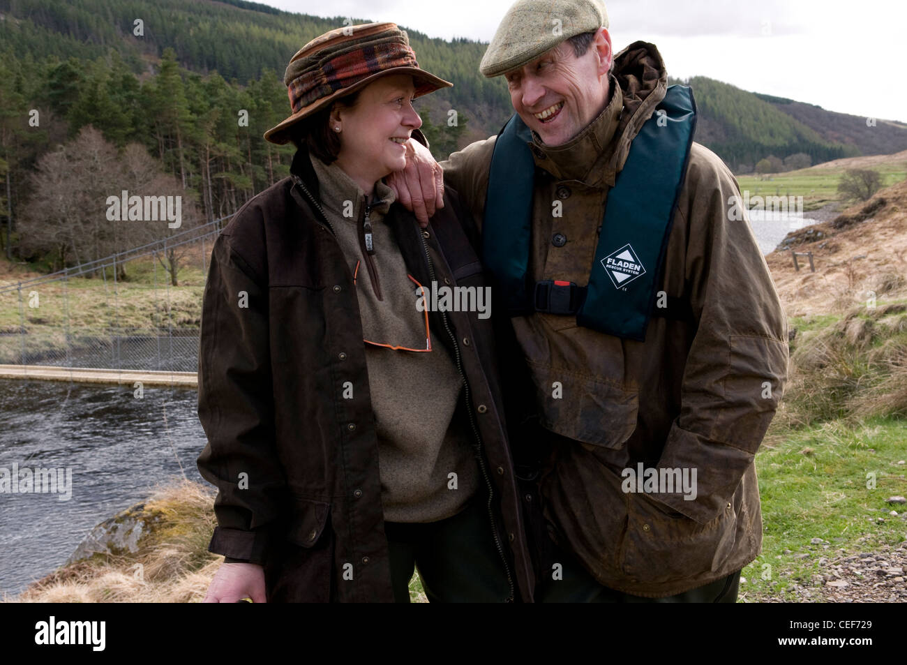 Paar am Ufer des Flusses Oykel, Sutherland, Schottland Stockfoto