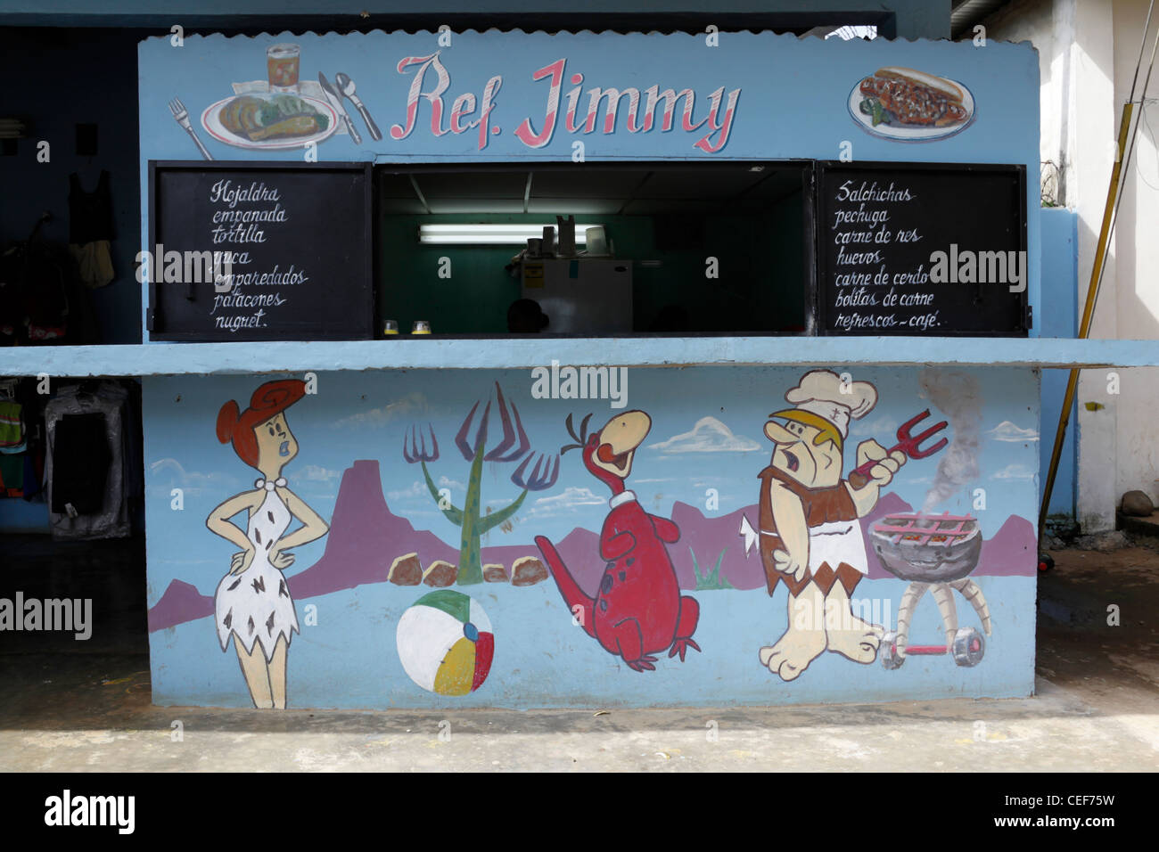 Lebensmittel-Kiosk dekoriert mit Figuren von The Flintstones, in der Nähe von Boquete, Provinz Chiriqui, Panama Stockfoto