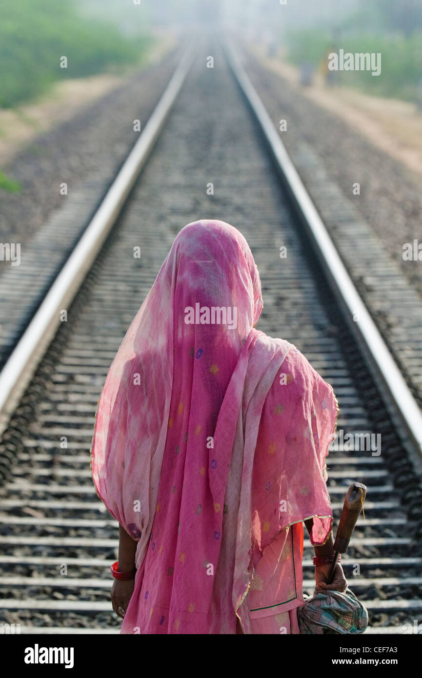 Indianerin auf Gleis, Rajasthan, Indien Stockfoto