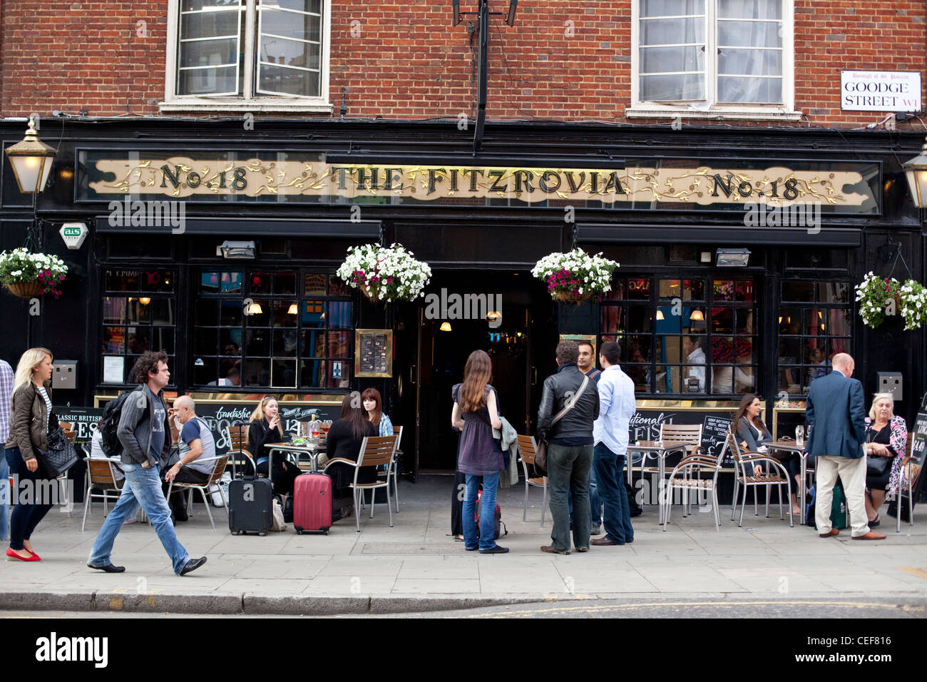 The Fitzrovia, traditionelles englisches Pub in der Goodge Street, London, England, Großbritannien. Stockfoto