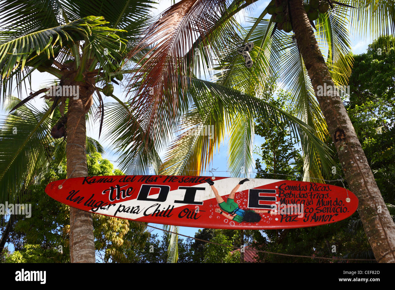 Bemalte Surfbrett außerhalb Tauchshop in Santa Catalina, Provinz Veraguas, Panama Stockfoto