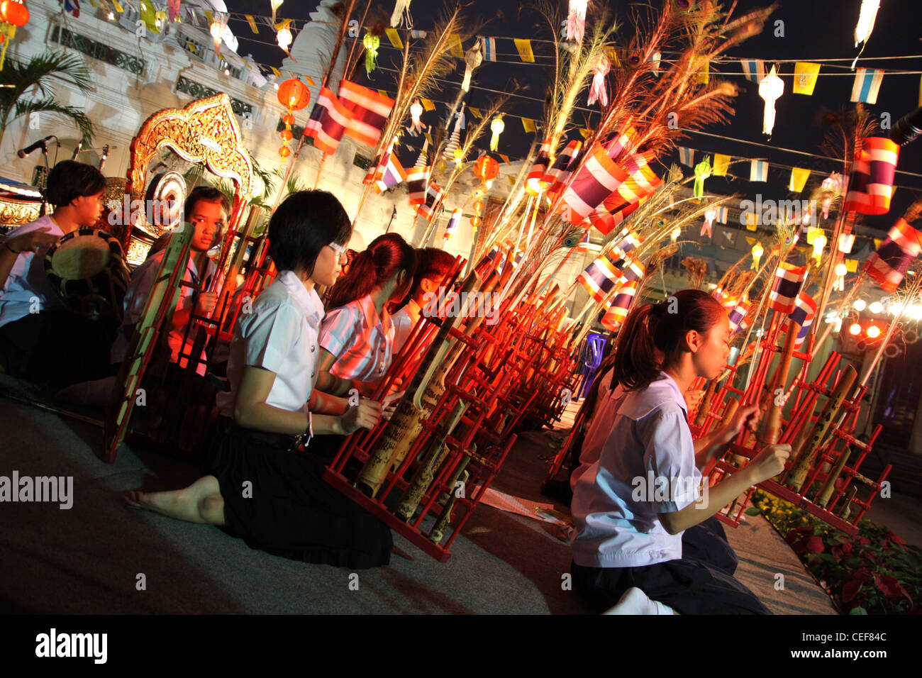 Thailändische Musiker spielt Anklung (ein Musikinstrument aus Bambus hergestellt) Stockfoto