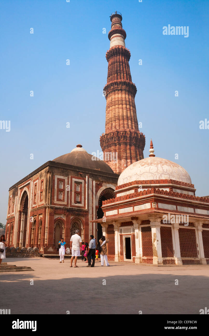 Qutb Minar und seine Sehenswürdigkeiten (UNESCO-Weltkulturerbe), Delhi, Indien Stockfoto