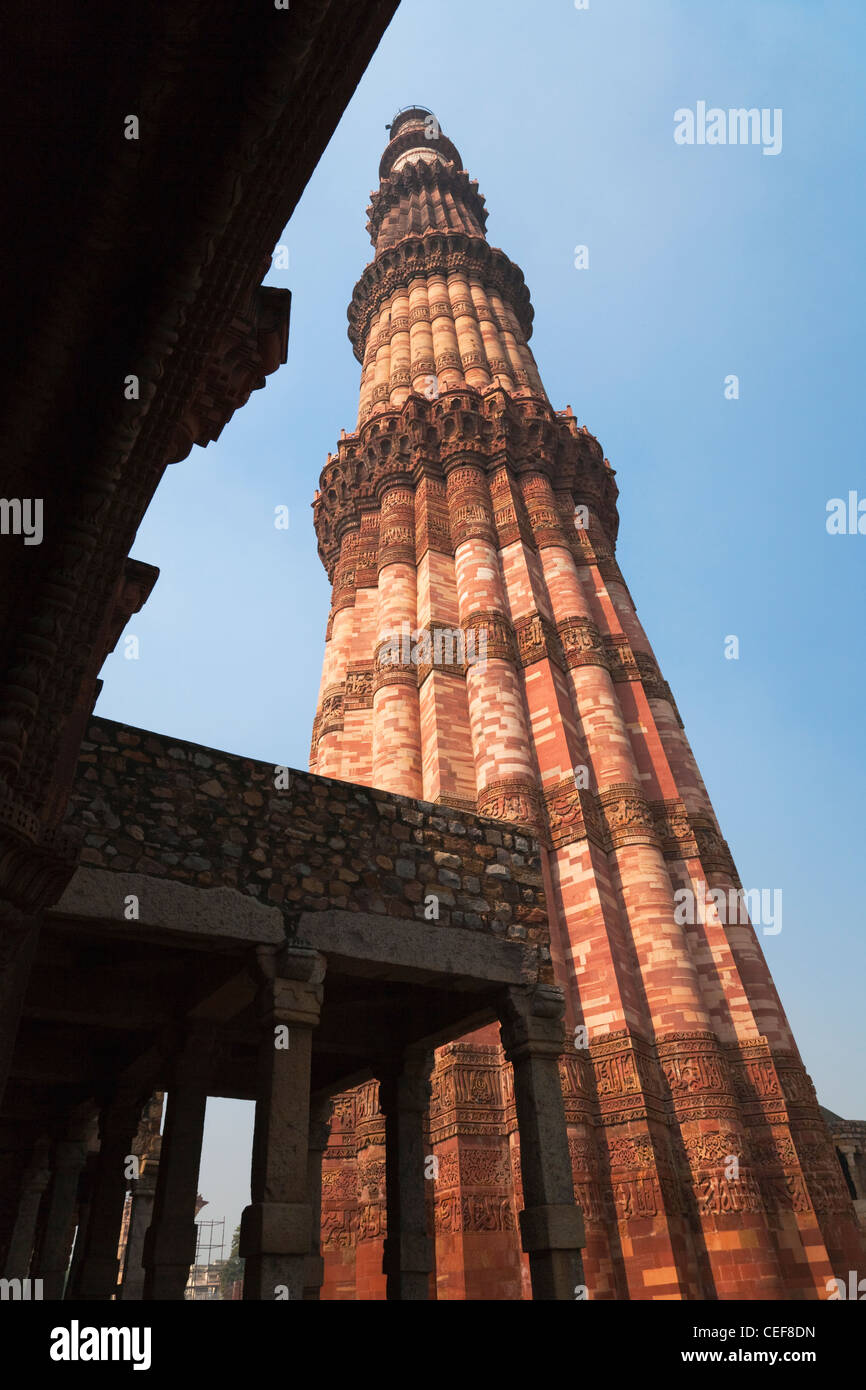Qutb Minar und seine Sehenswürdigkeiten (UNESCO-Weltkulturerbe), Delhi, Indien Stockfoto
