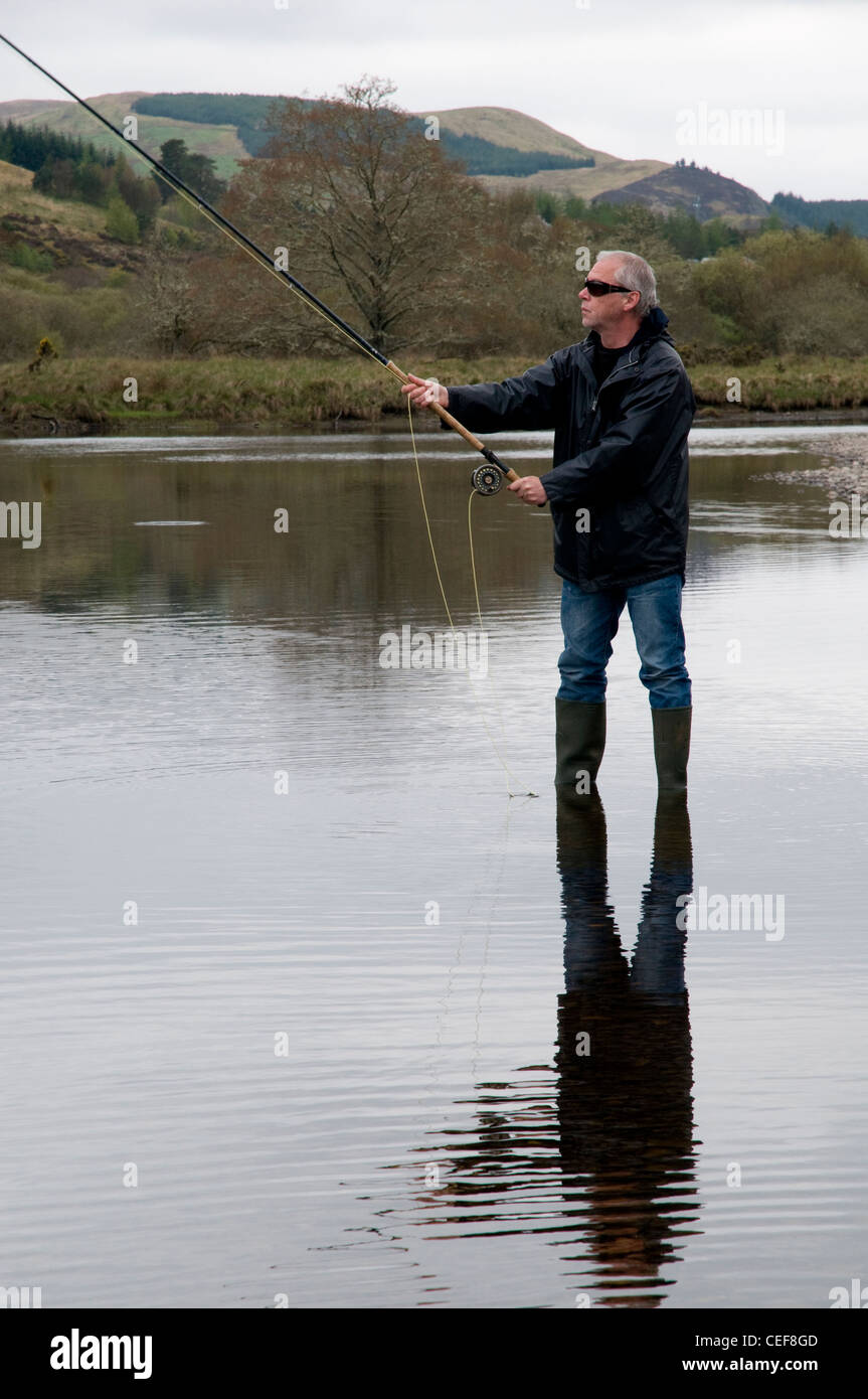 Man Lachs Angeln, Fluss Oykel, Sutherland, Schottland, UK Stockfoto