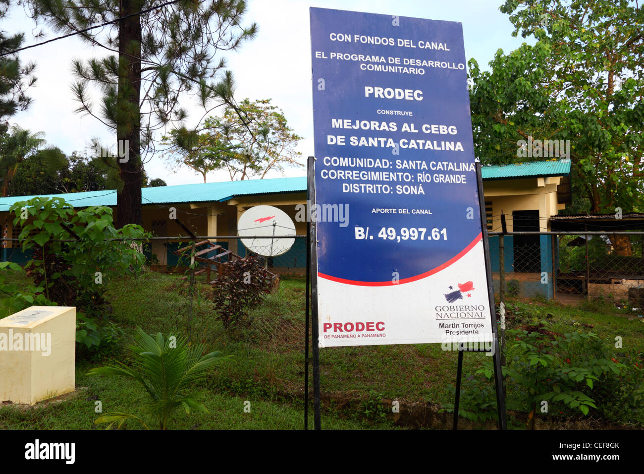 Schild außerhalb der Schule Förderung von Entwicklungsprojekten durch Zahlungen aus dem Panama-Kanal, Santa Catalina, Veraguas Provinz, Panama finanziert Stockfoto