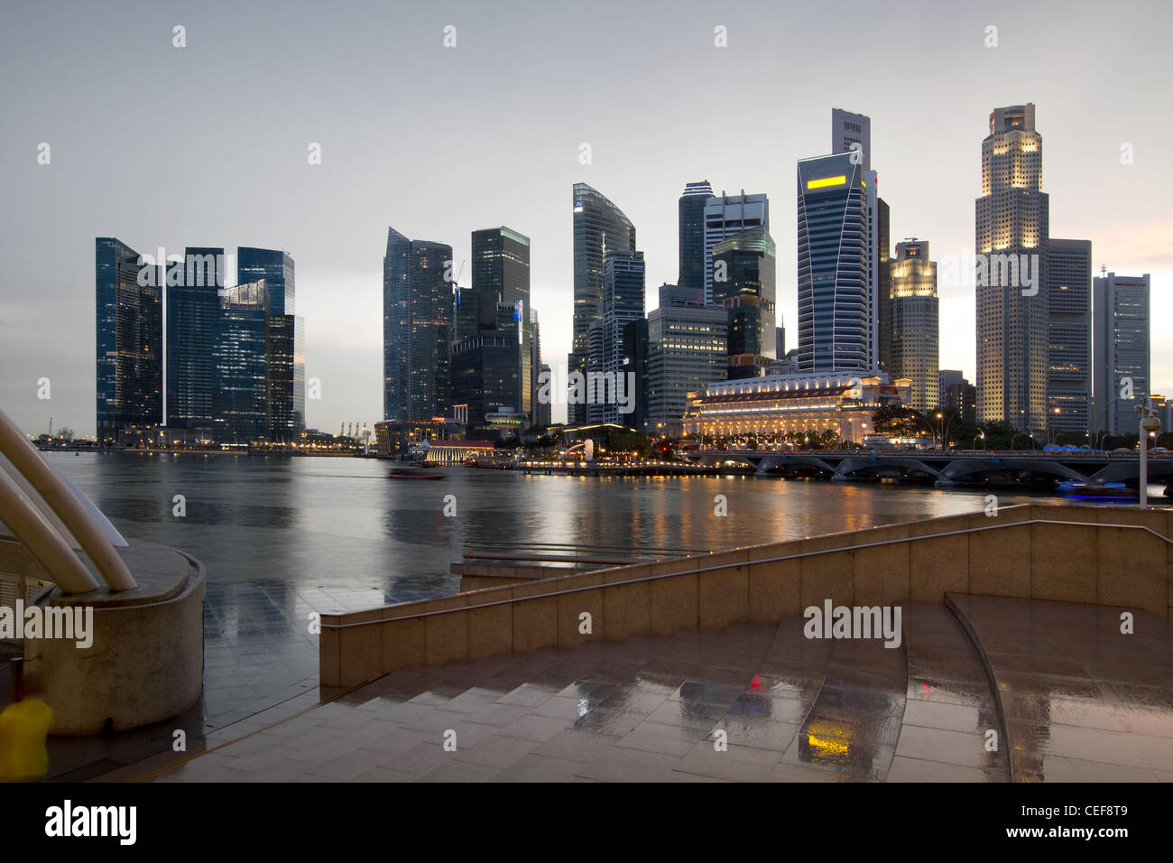 Singapur City Skyline entlang der Strandpromenade an einem regnerischen Tag Stockfoto
