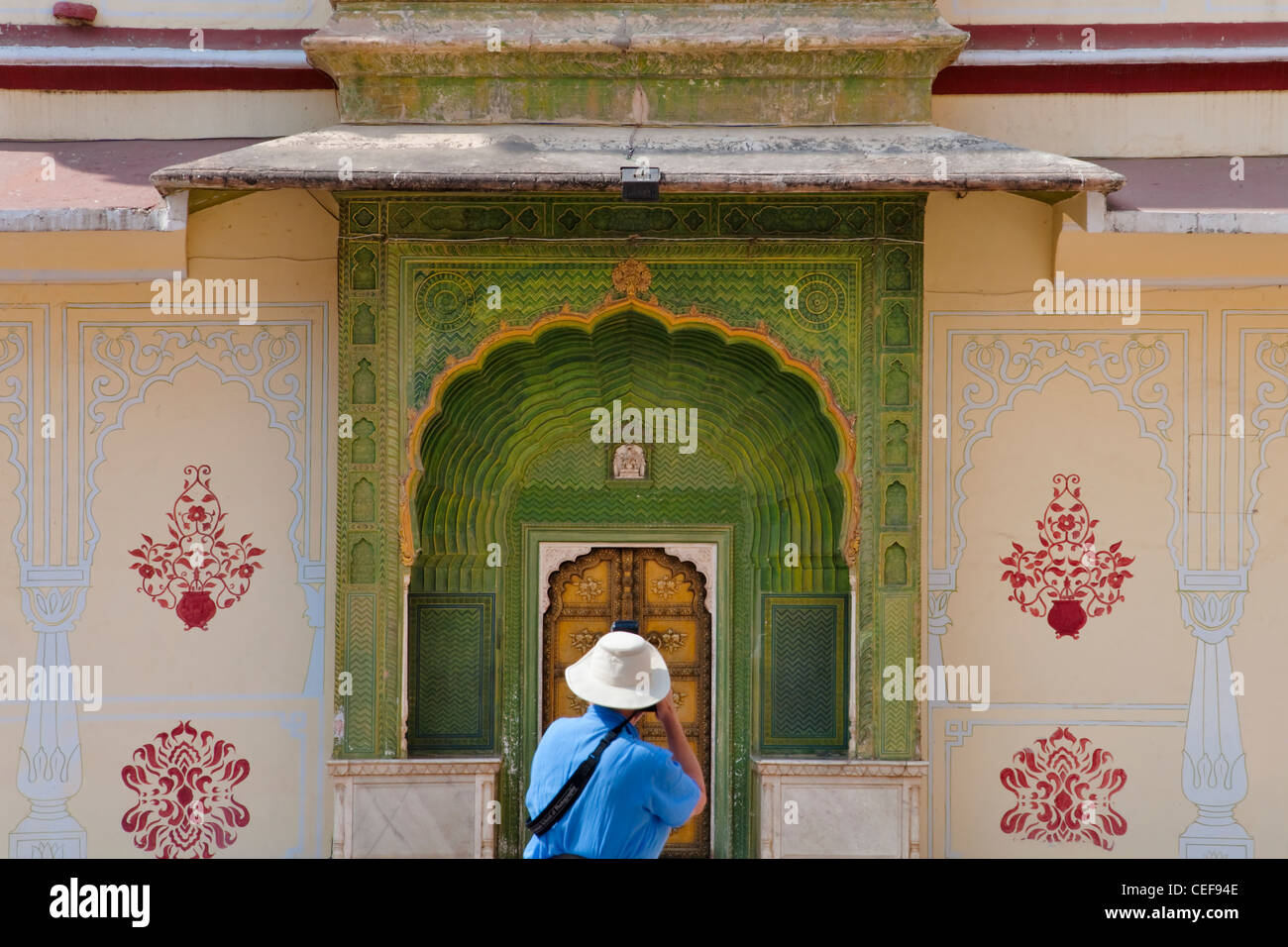 Westliche Reisende fotografieren im Stadtschloss, Jaipur, Rajasthan, Indien Stockfoto