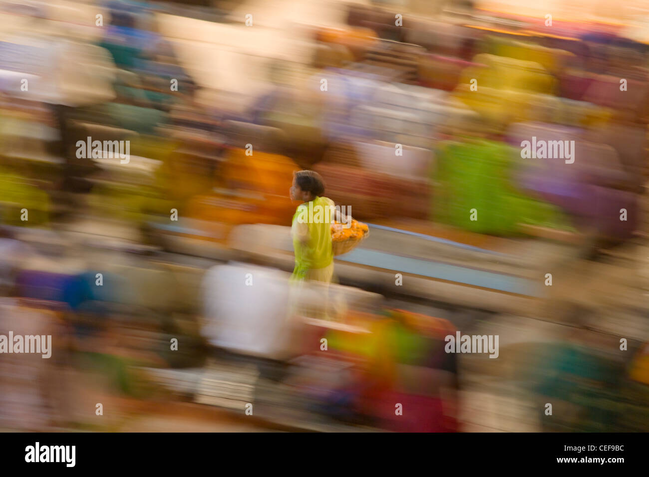 Menschen auf der Straße, Varanasi, Indien Stockfoto
