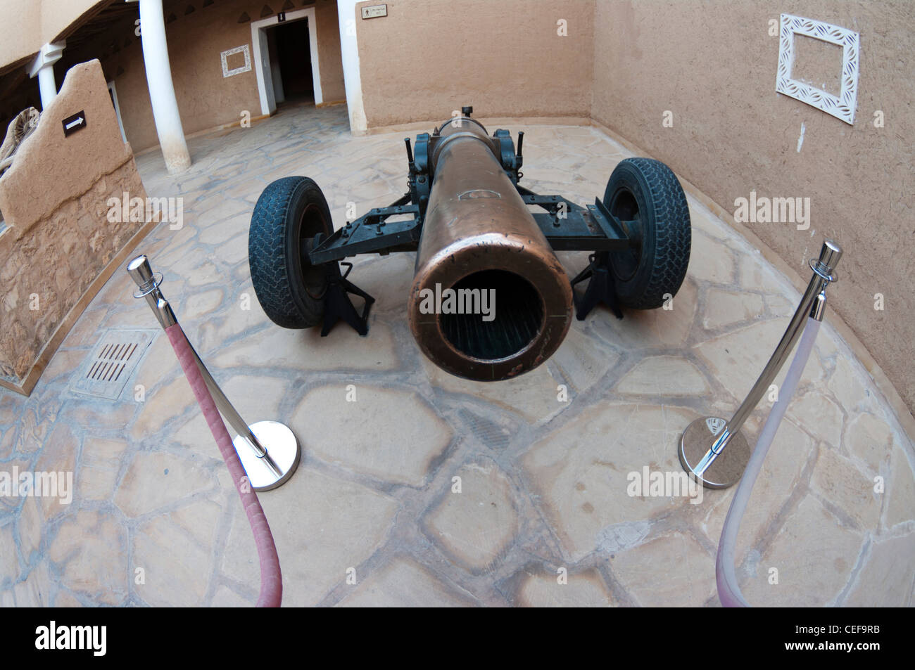 Kanone in Al-Masmak Festung in Riyadh City, Saudi-Arabien Stockfoto