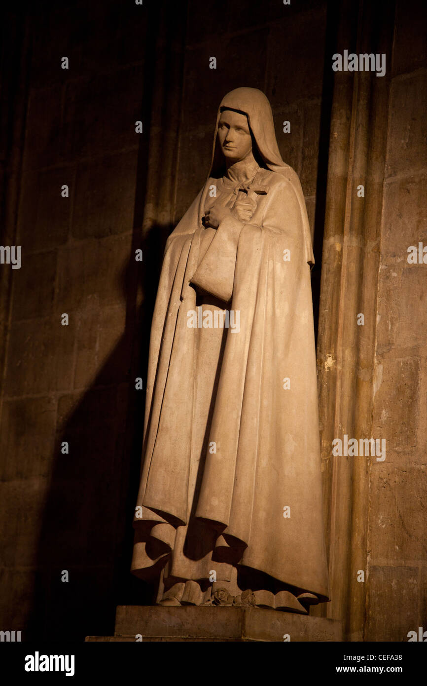 Statue der heiligen Therese in Notre-Dame Kathedrale Paris Frankreich Stockfoto