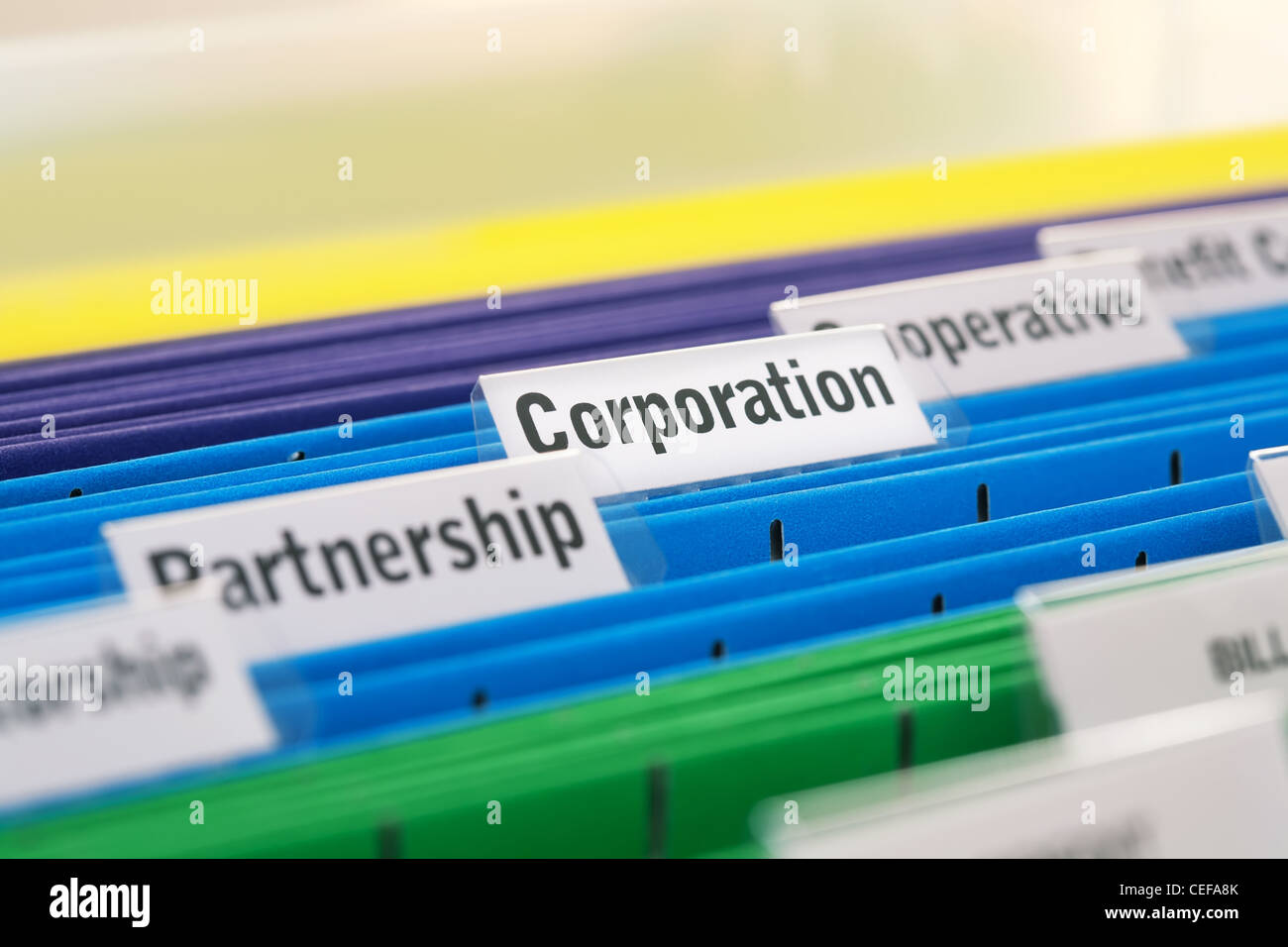 Verschiedene Business-Organisationen eingereicht in farbigen Ordnern, Fokus Stockfoto