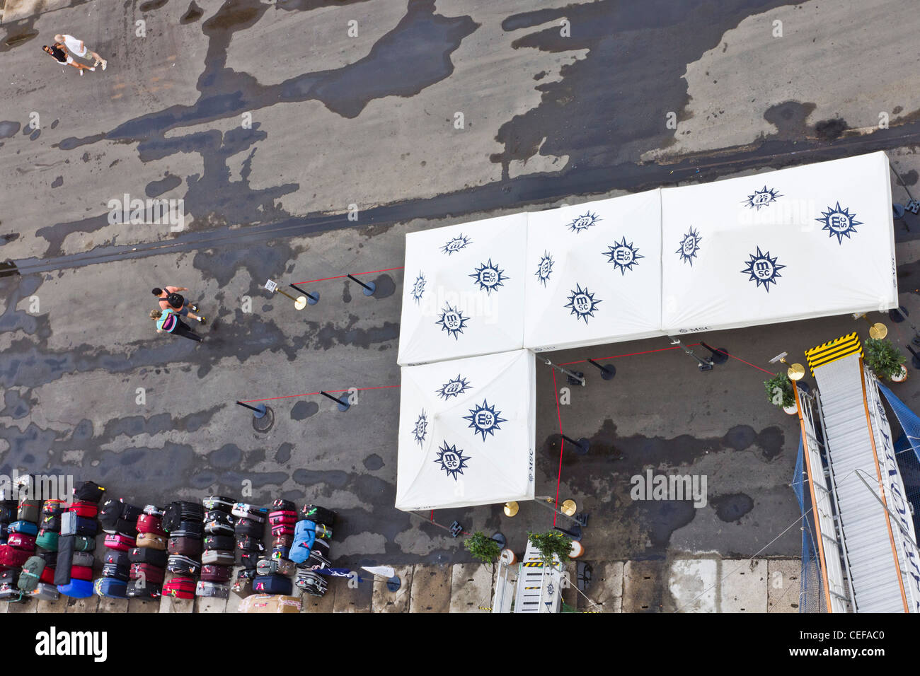 Passagiergepäck Aussteigen aus MSC Armonia in Recife Stockfoto