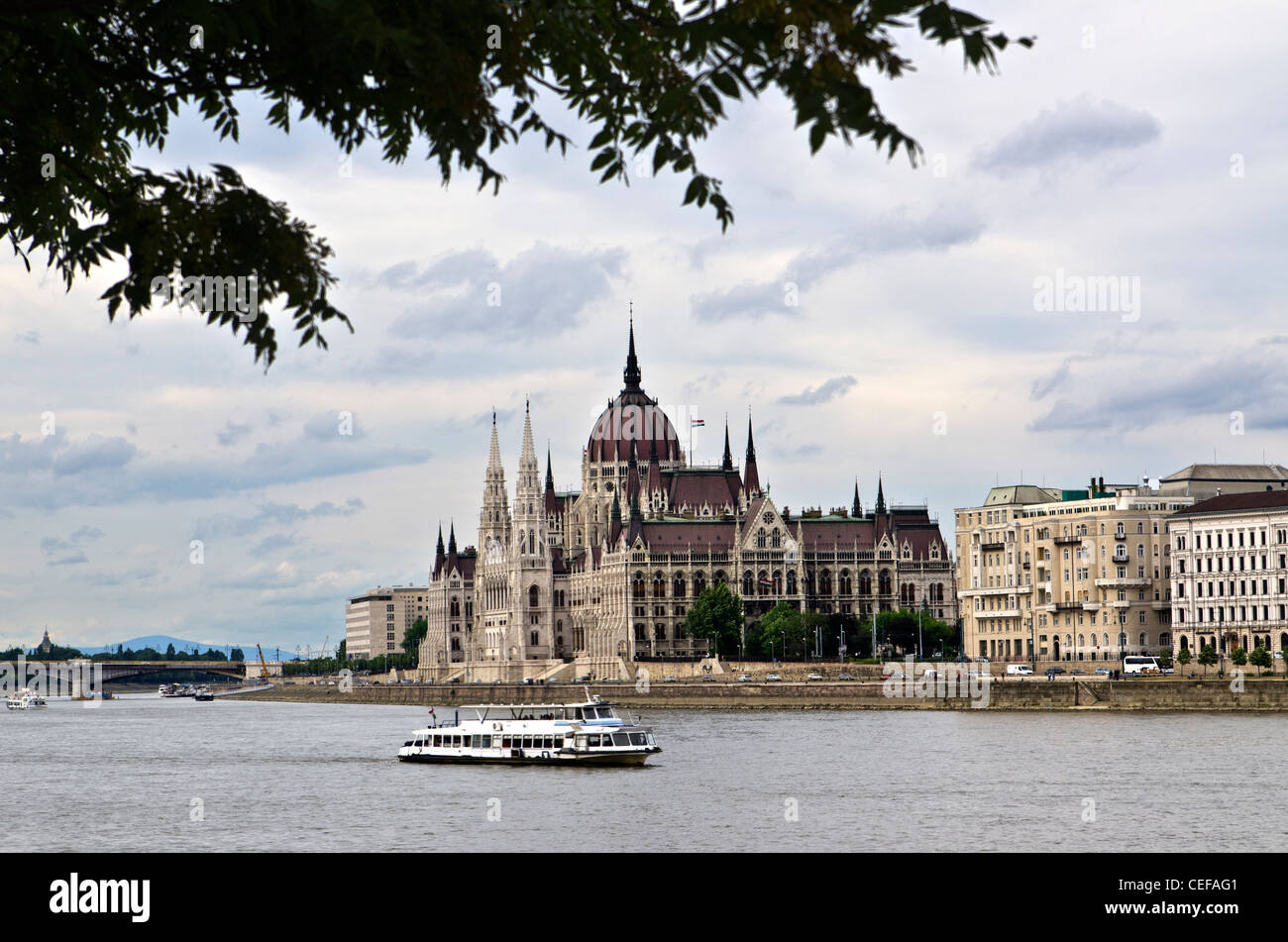 Das Gebäude des ungarischen Parlaments in Budapest an der Donau Stockfoto