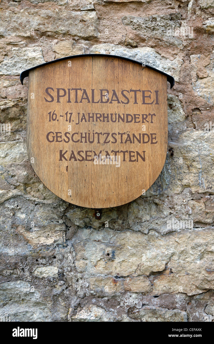 Wappen oder Informationen an das Spital Bastion - Spitalbastei - in der mittelalterlichen Ringmauer um Rothenburg Ob der Tauber, Deutschland Stockfoto