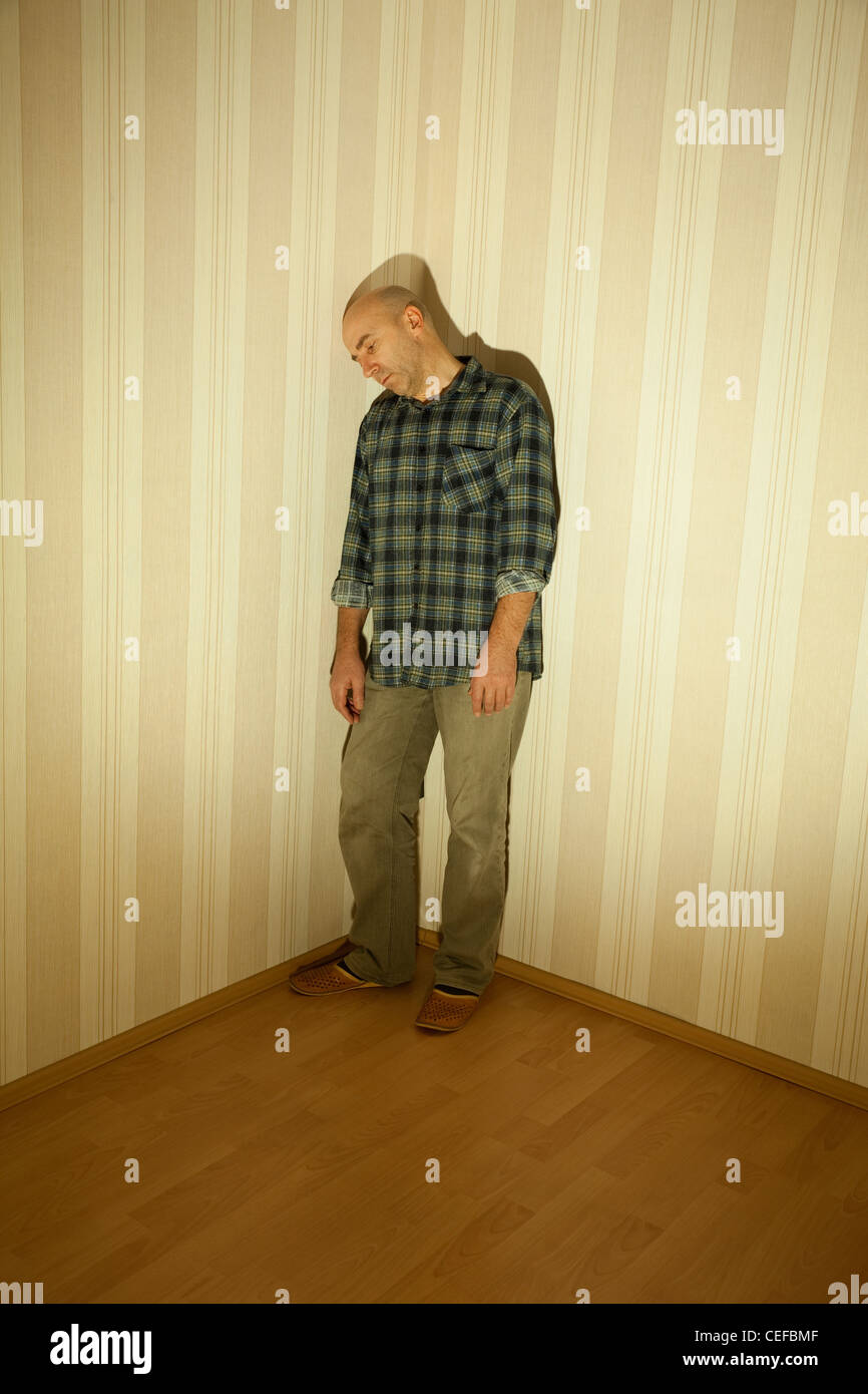 einsamer Mann im Winkel auf Depressionen krank Stockfoto