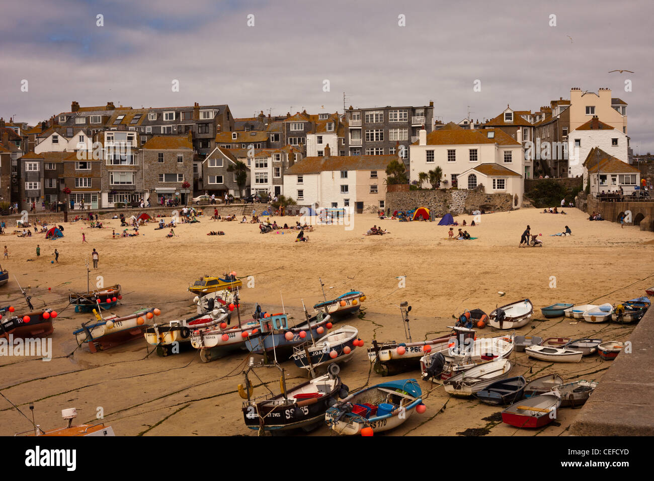 St Ives Hafenstrand, Angelboote/Fischerboote am Strand, St. Ives, Cornwall, UK. Stockfoto