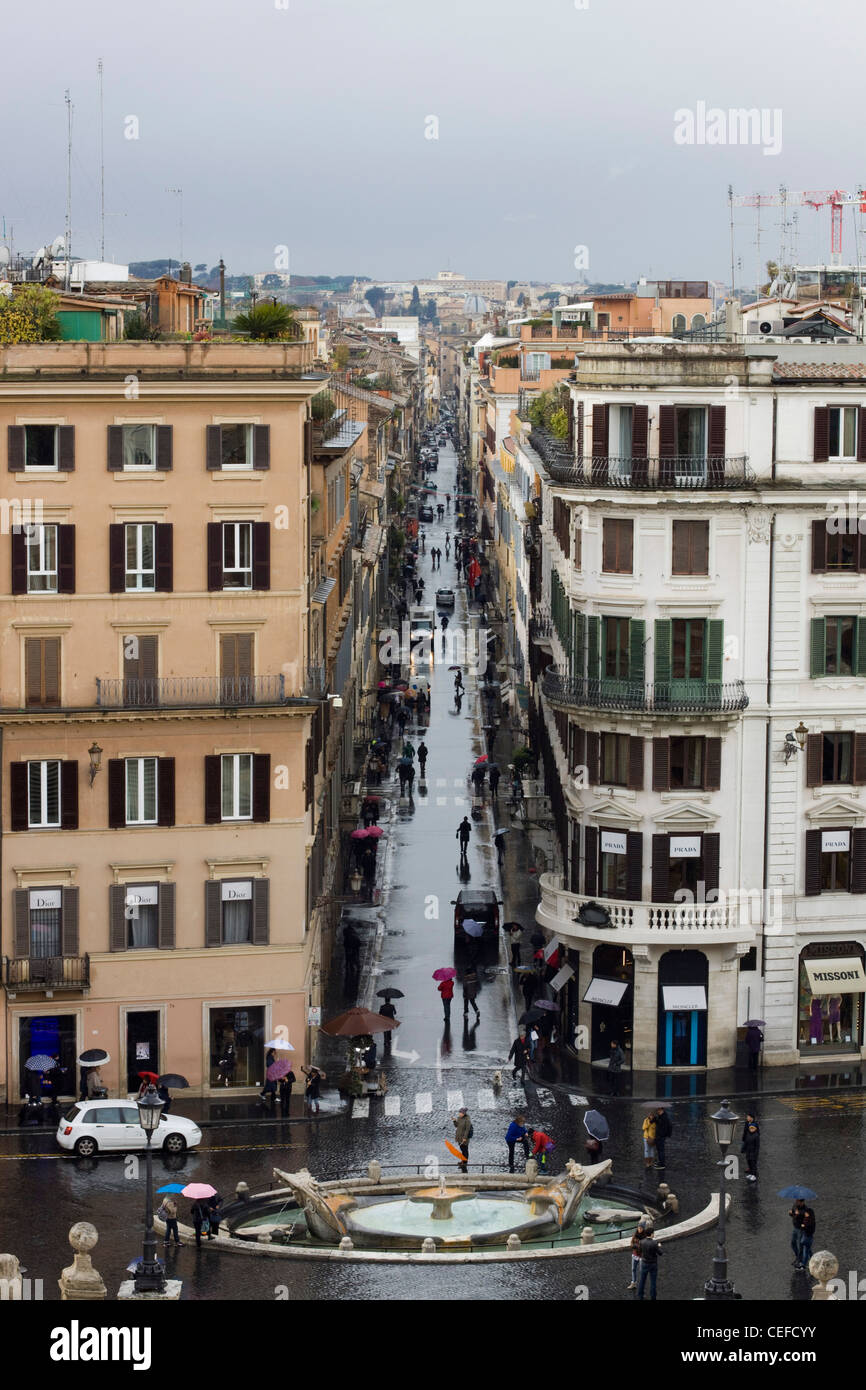 Die Via Condotti ist eines der berühmtesten und reichsten Einkaufsstraßen von Rom Italien Stockfoto