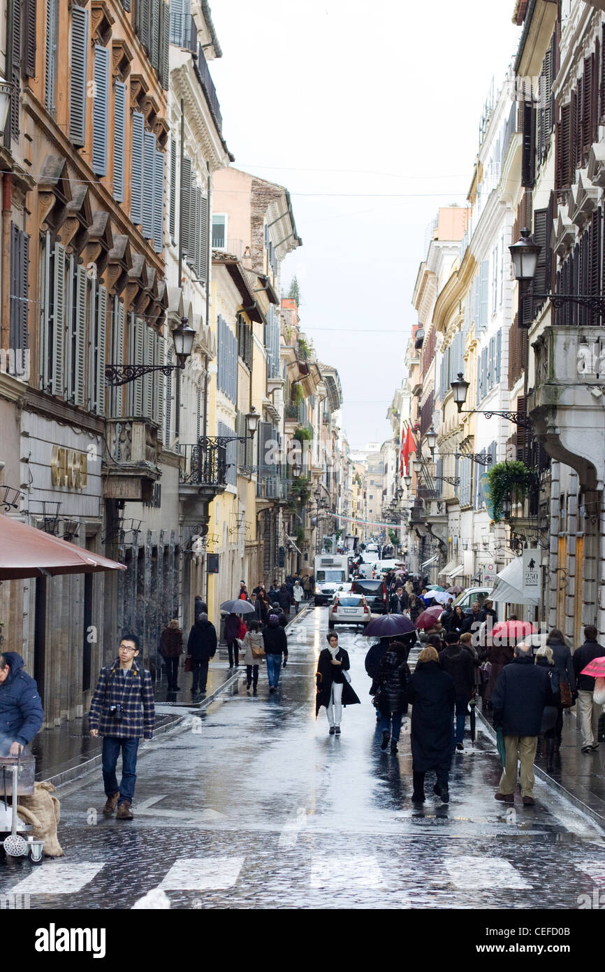 Die Via Condotti ist eines der berühmtesten und reichsten Einkaufsstraßen von Rom Italien Stockfoto