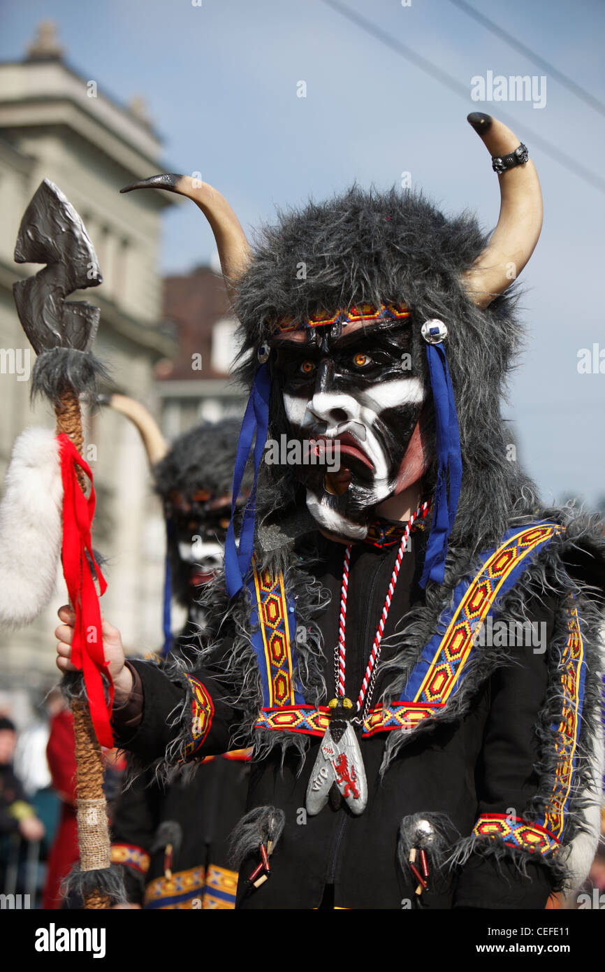 Bewohner zu sammeln für das jährliche Frühlingsfest der Fashnacht Fett montags in der Altstadt von Luzern (Luzern), Schweiz Stockfoto