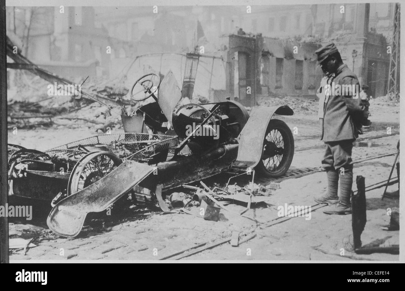 Wrack eines Autos nach einem Bombardement während Weltkrieges einer Stockfoto