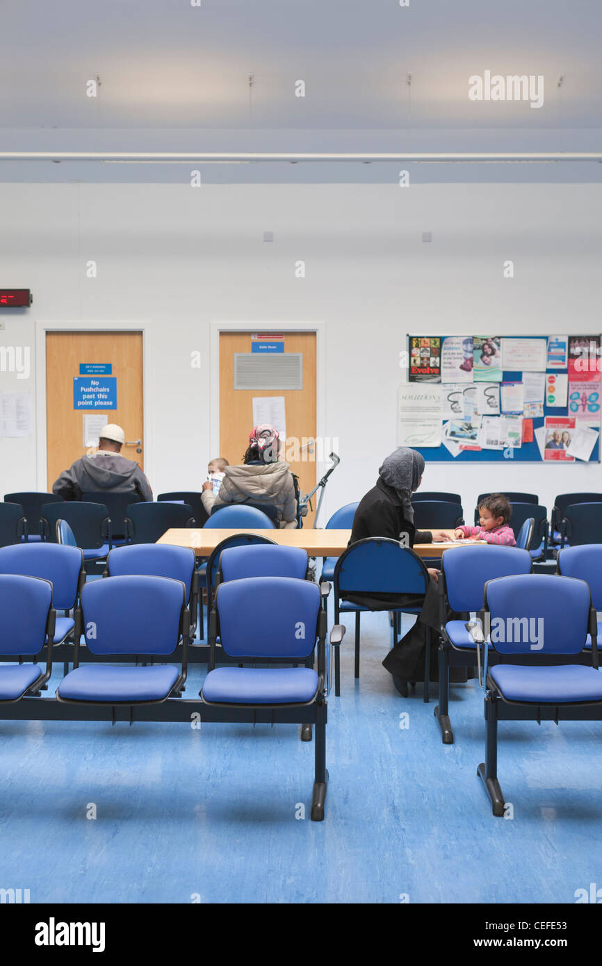 Wartezimmer im NHS-Gesundheitszentrum, England Stockfoto