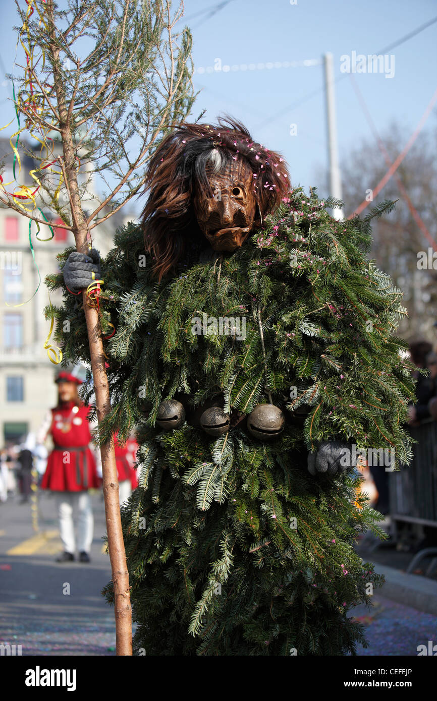 Bewohner zu sammeln für das jährliche Frühlingsfest der Fashnacht Fett montags in der Altstadt von Luzern (Luzern), Schweiz Stockfoto