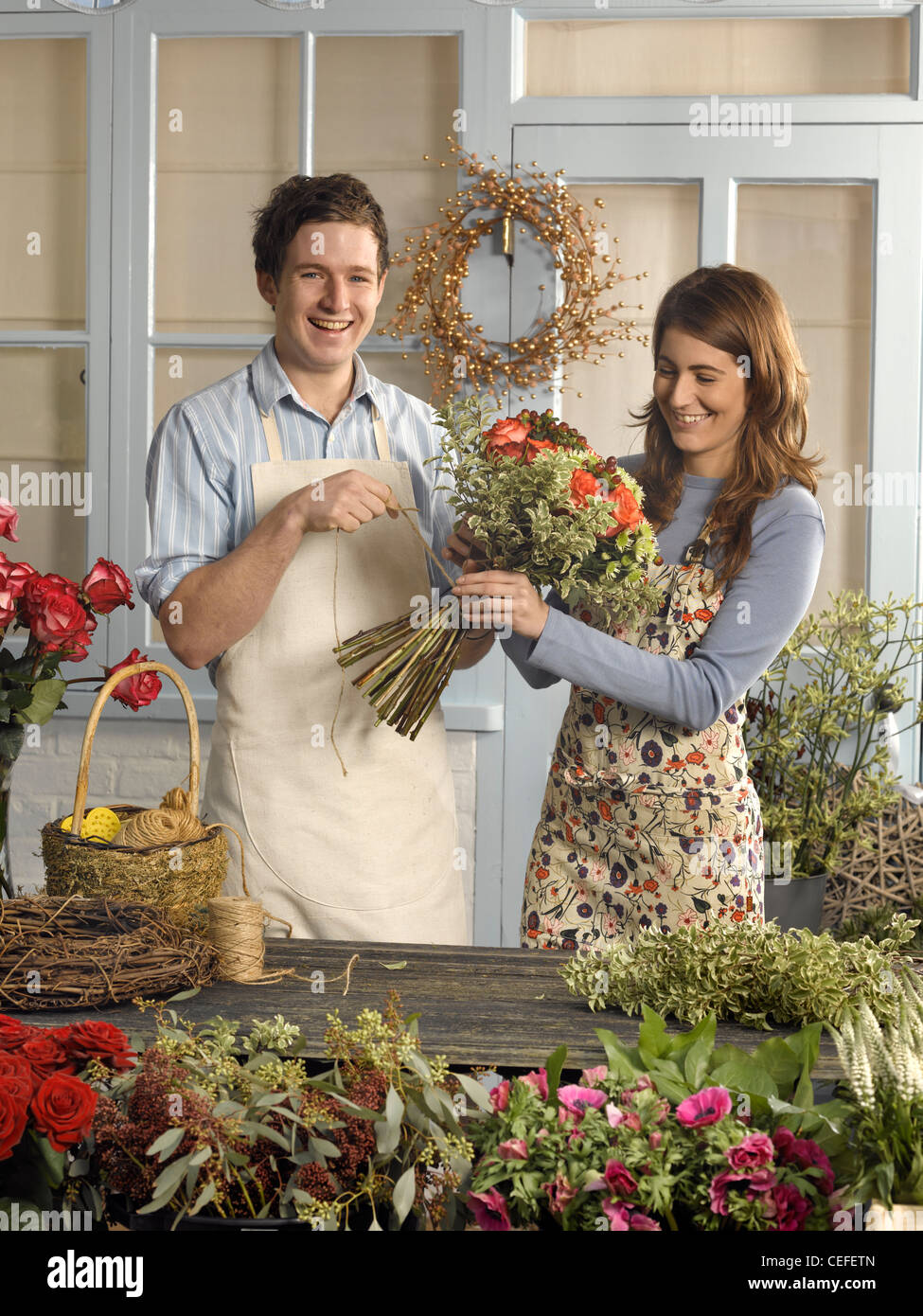 Floristen arrangieren Blumenstrauß im shop Stockfoto