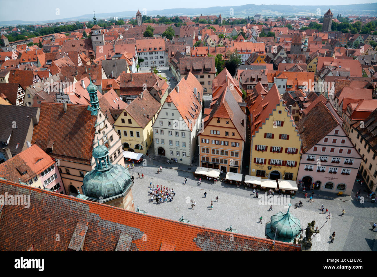 Luftaufnahme über mittelalterliche Rothenburg Ob der Tauber, Franken, Bayern, Deutschland, Blick nach Osten vom Rathausturm. Stockfoto