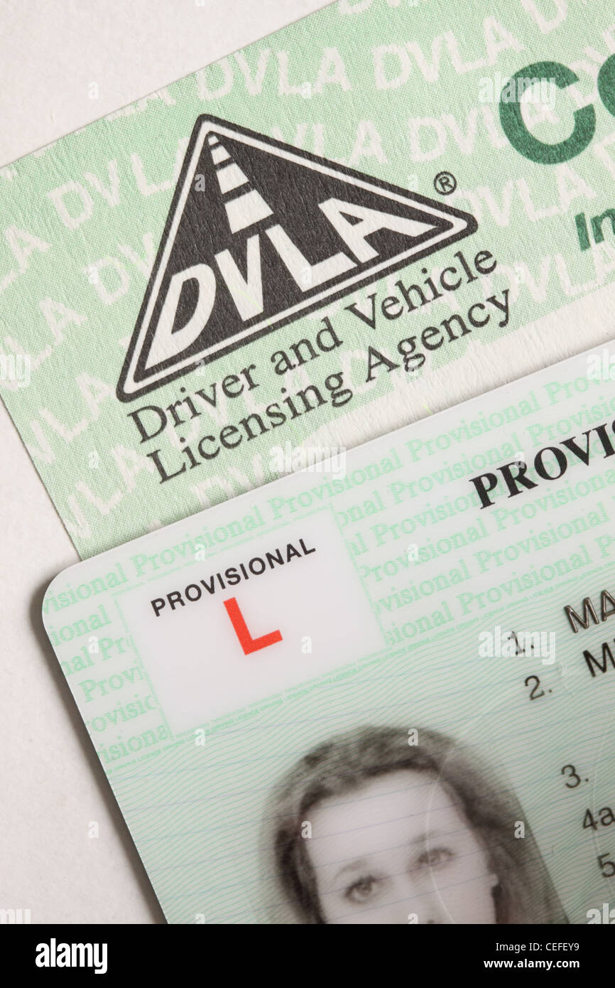 Vorläufigen Führerschein junge weibliche Fahrschüler auf einem britischen Führerschein Stockfoto