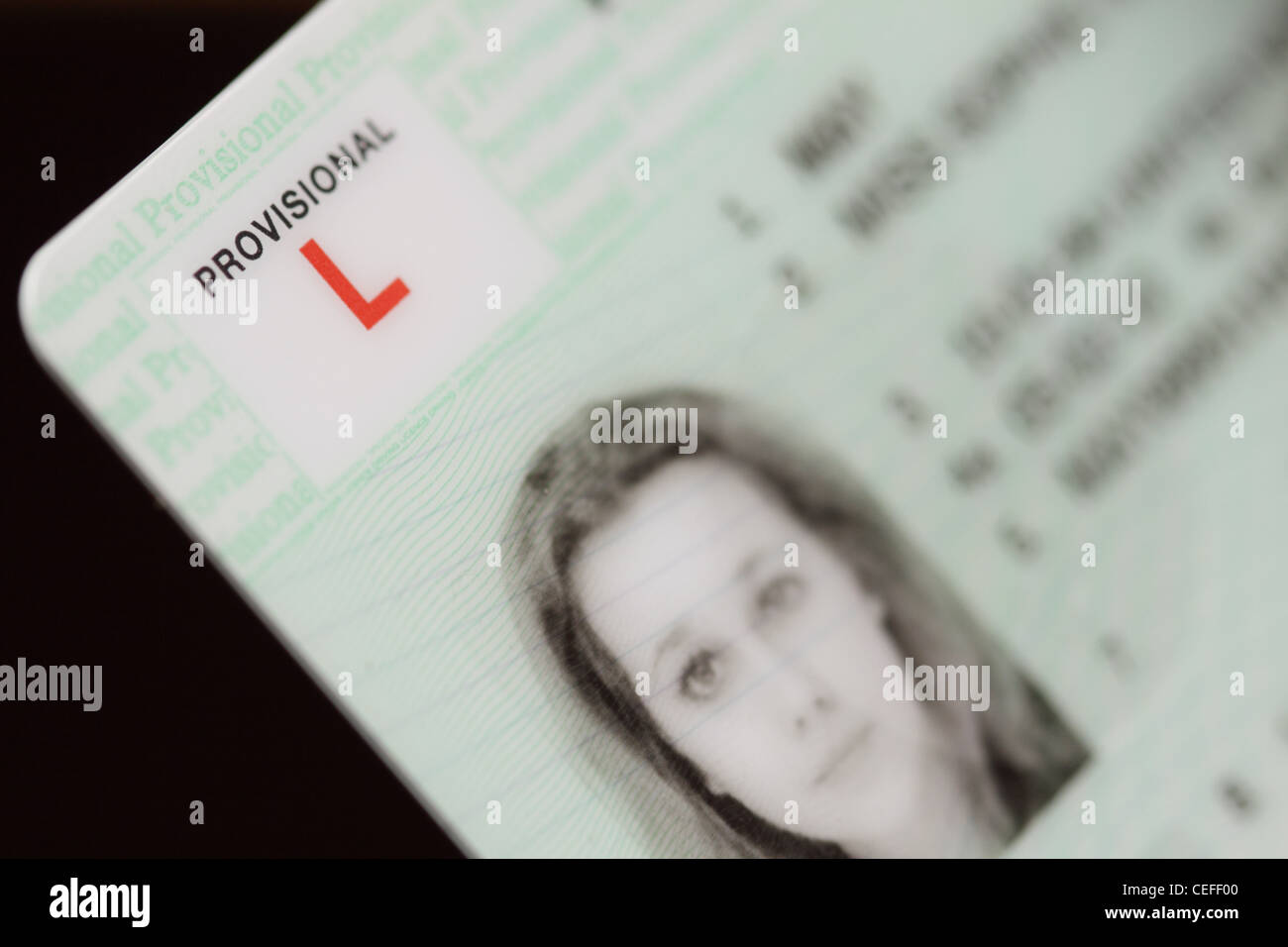 Vorläufigen Führerschein junge weibliche Fahrschüler auf einem britischen Führerschein Stockfoto