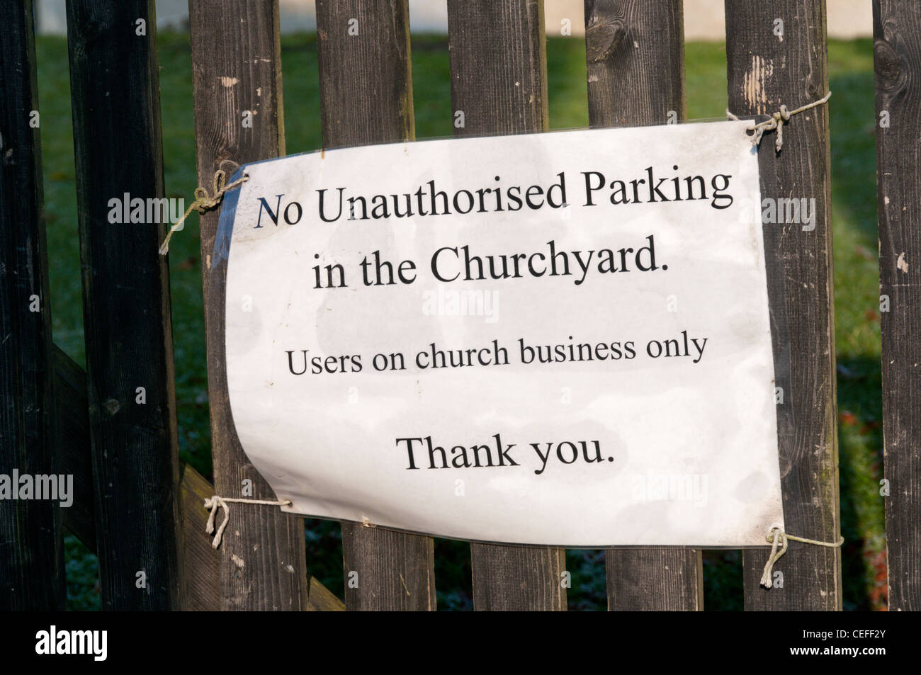 "Keine unerlaubten Parken" Schild an kirchlichen Zaun. Stockfoto