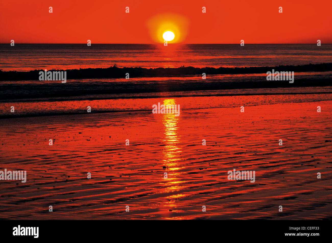 Portugal, Algarve: Sonnenuntergang am Strand Praia da Falésia in Albufeira Stockfoto