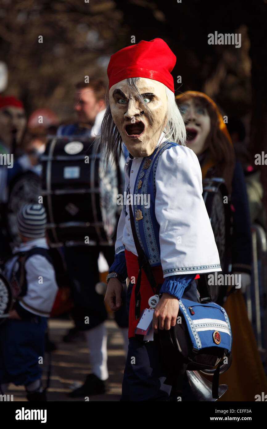 Bewohner zu sammeln für das jährliche Frühlingsfest der Fashnacht Fett montags in der Altstadt von Luzern (Luzern), Schweiz Stockfoto