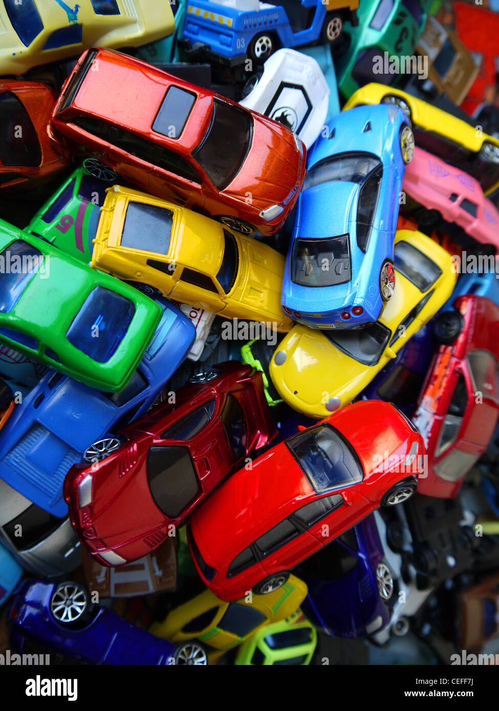 viele Spielzeugautos auf einem Haufen Stockfoto
