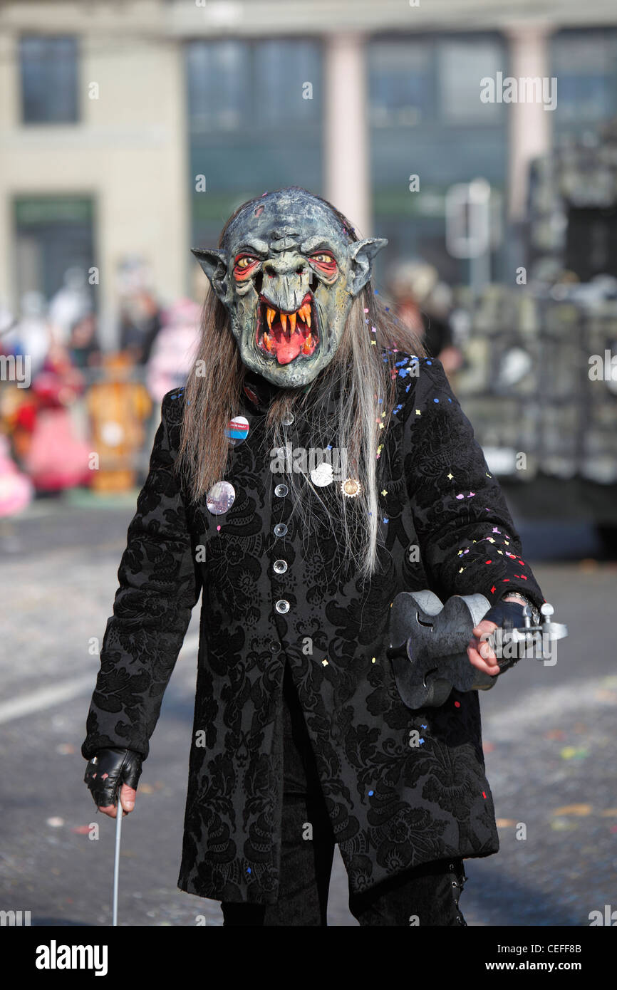 Bewohner zu sammeln für das jährliche Frühlingsfest der Fashnacht Fett montags in der Altstadt von Luzern (Luzern), Schweiz Stockfoto