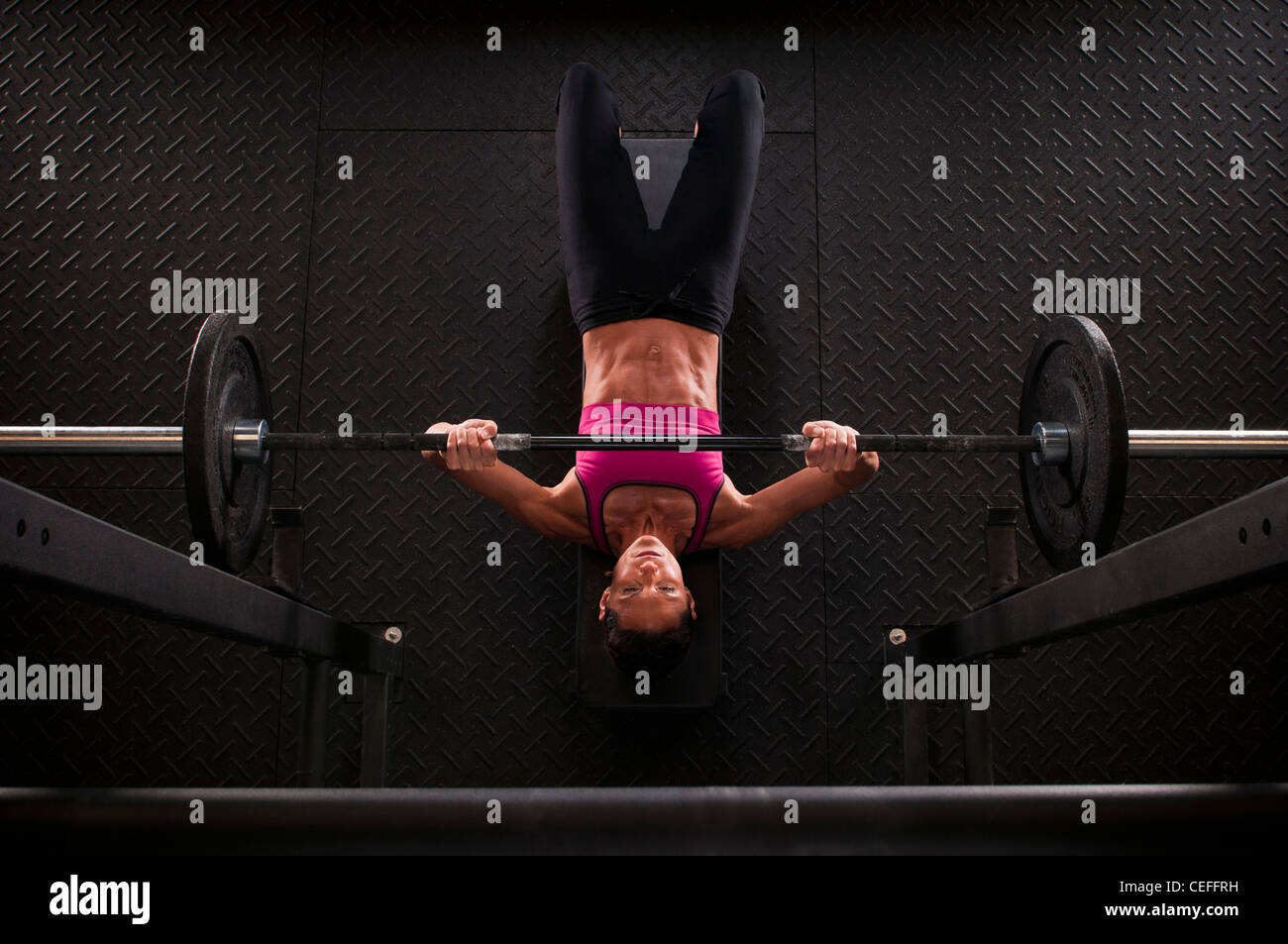 Frau Gewichtheben im Fitness-Studio Stockfoto