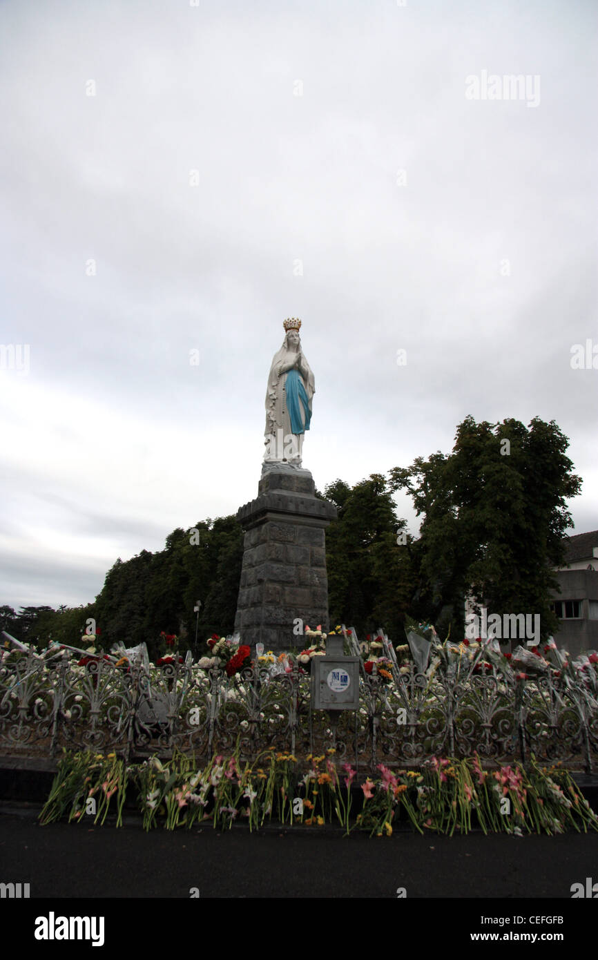 Statue der Maria in Lourdes in Frankreich Stockfoto