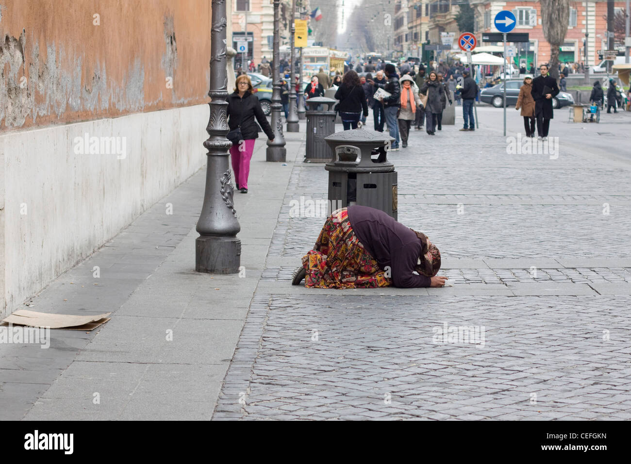 Lady Betteln auf den Straßen von Rom Stockfoto