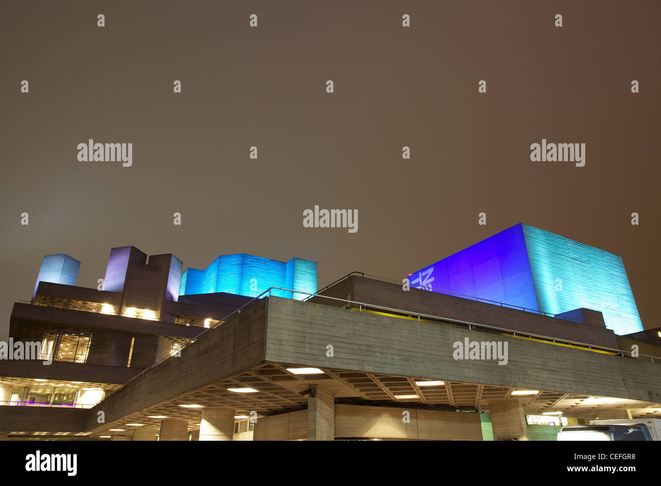 Die Souhtbank Kunstkomplex in London UK, nachts beleuchtet zeigt das Nationaltheater Stockfoto