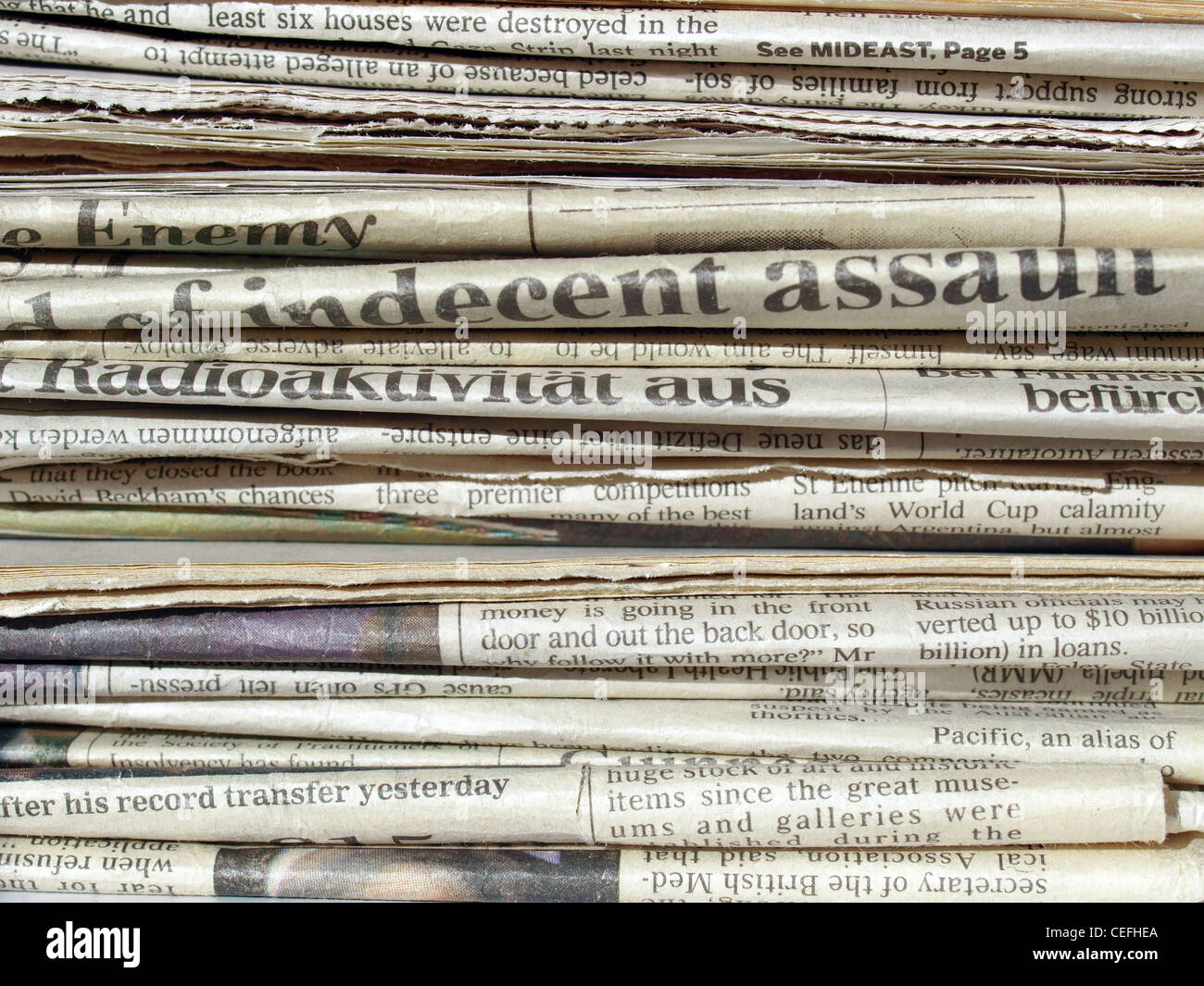 Detail von einem Haufen von internationalen Zeitungen Stockfoto