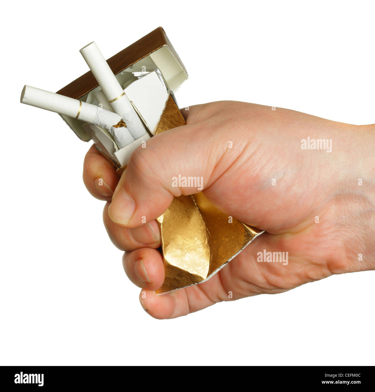Mannes Hand zerkleinern Zigarettenschachtel isoliert auf weißem Hintergrund Stockfoto