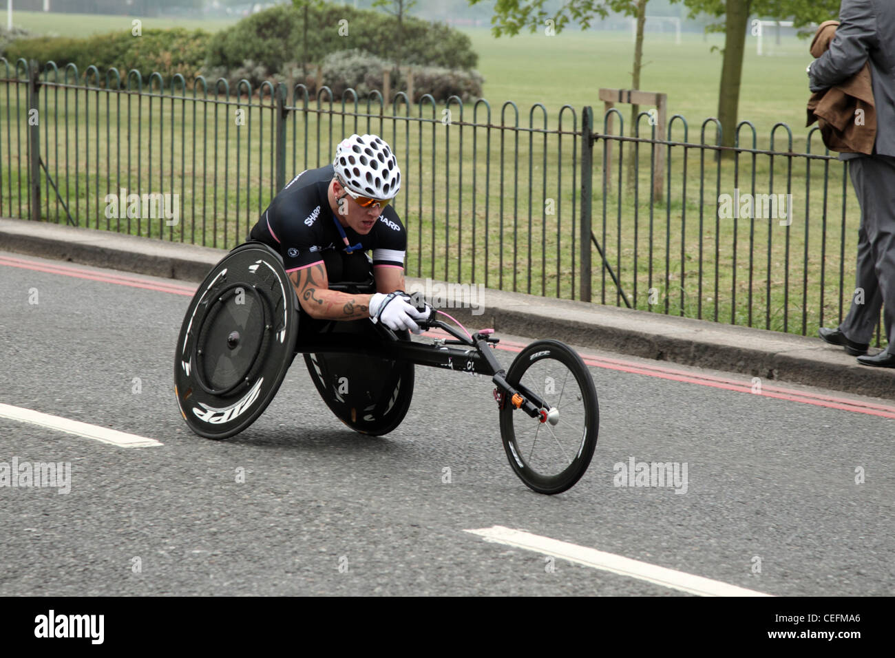 Paraplegic Rollstuhl-Athlet bei The Virgin London Marathon 2011 Stockfoto