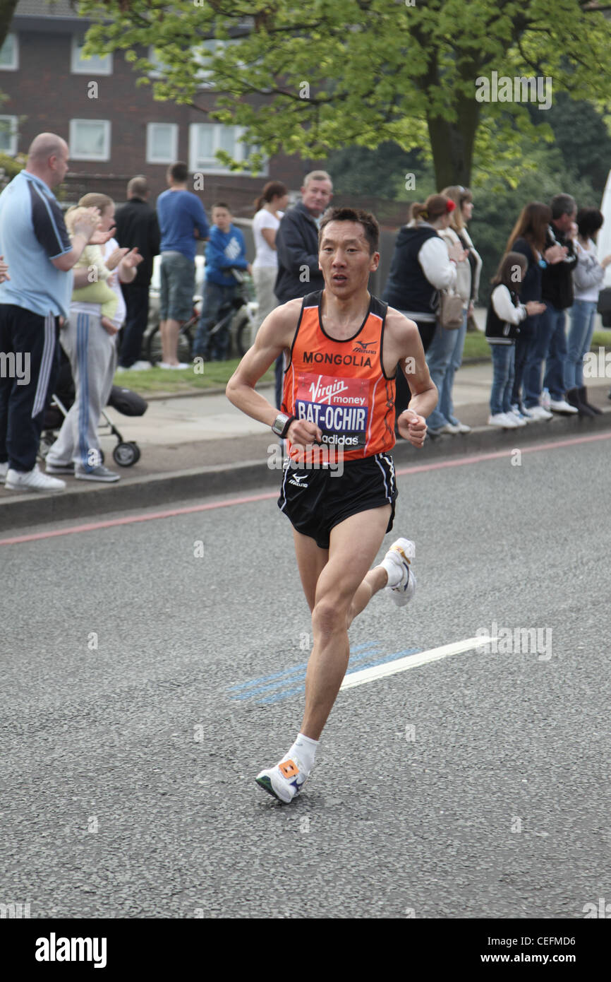 Ein Einzelläufer im Virgin London Marathon 2011 Stockfoto