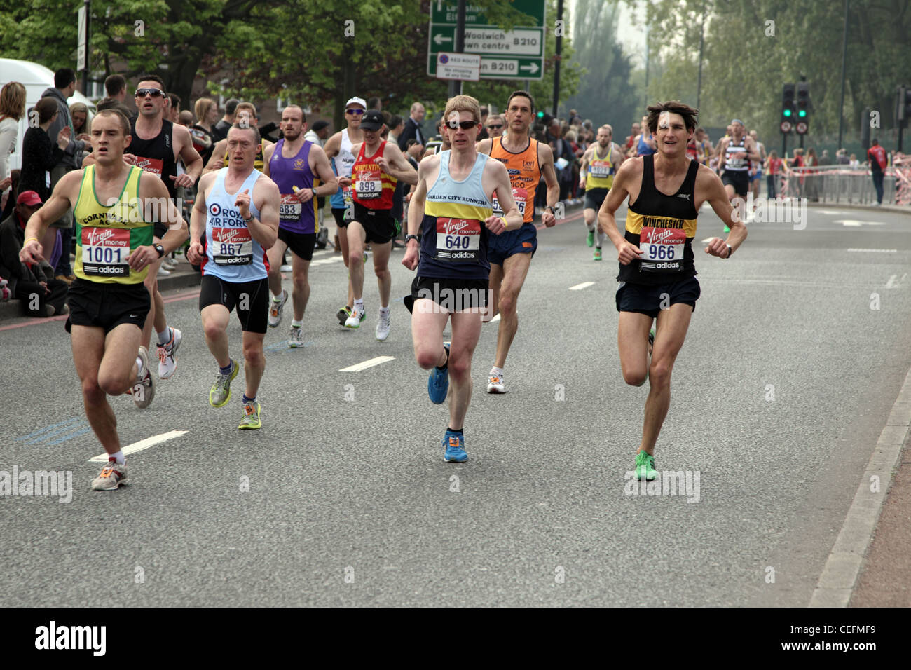 Eliteläufer läuft in den Virgin London Marathon 2011 Stockfoto