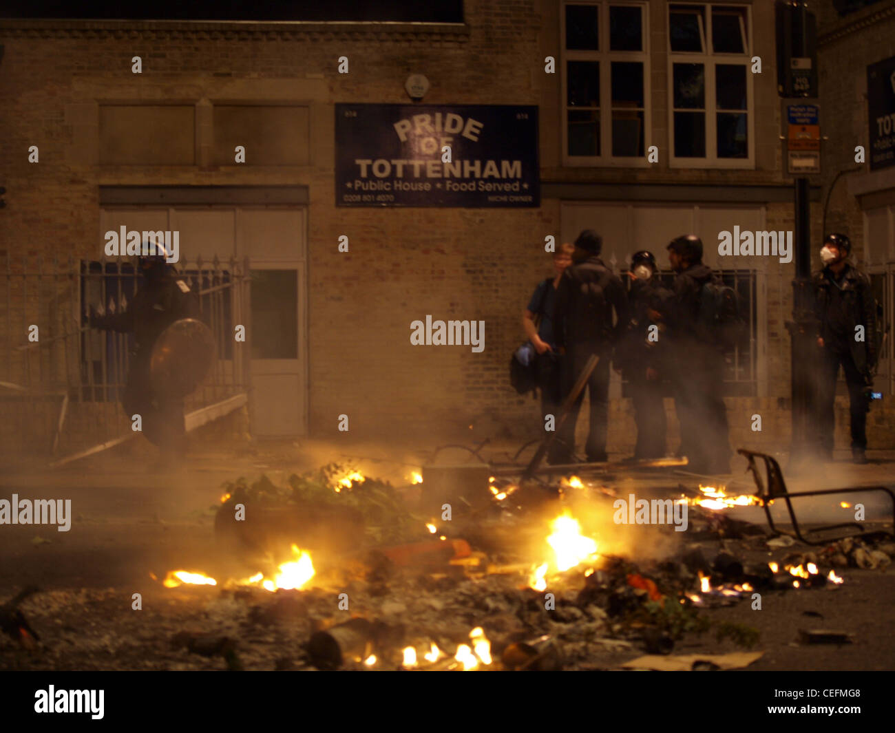 London, UK. 08.06.11. Mitglieder der Presse versammeln sich während des Aufstands in Tottenham Hale. Stockfoto