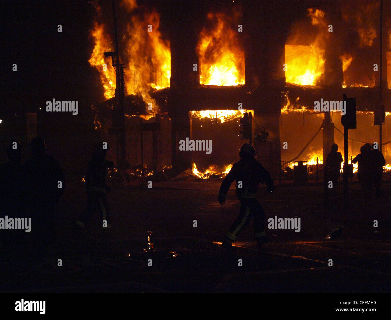 London, UK. 08.06.11. Feuerwehr in Anwesenheit der Teppich rechts speichern während des Aufstands in Tottenham Hale. Stockfoto