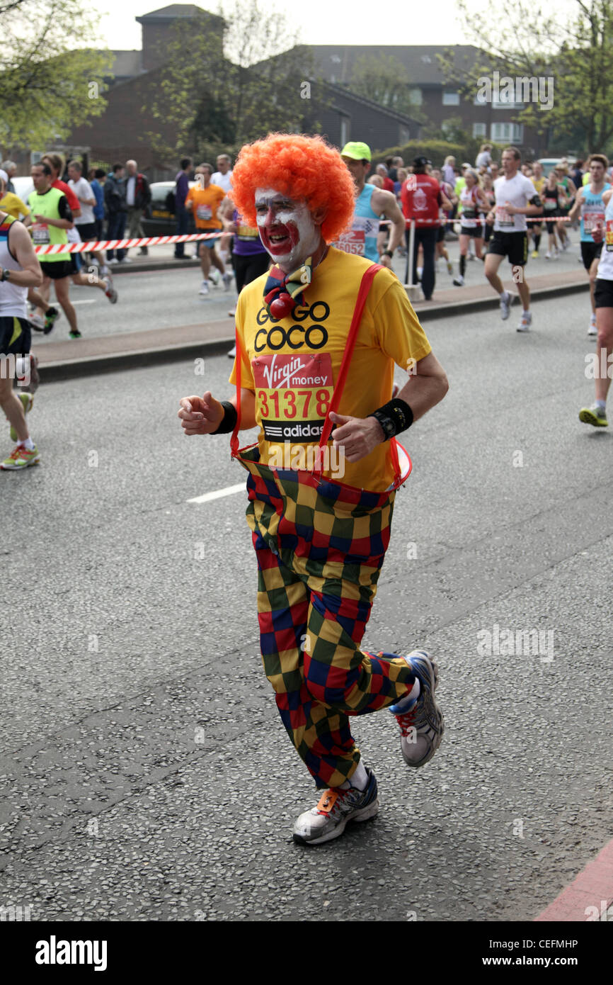 Läufer, gekleidet wie ein Clown im Virgin London Marathon 2011 Stockfoto