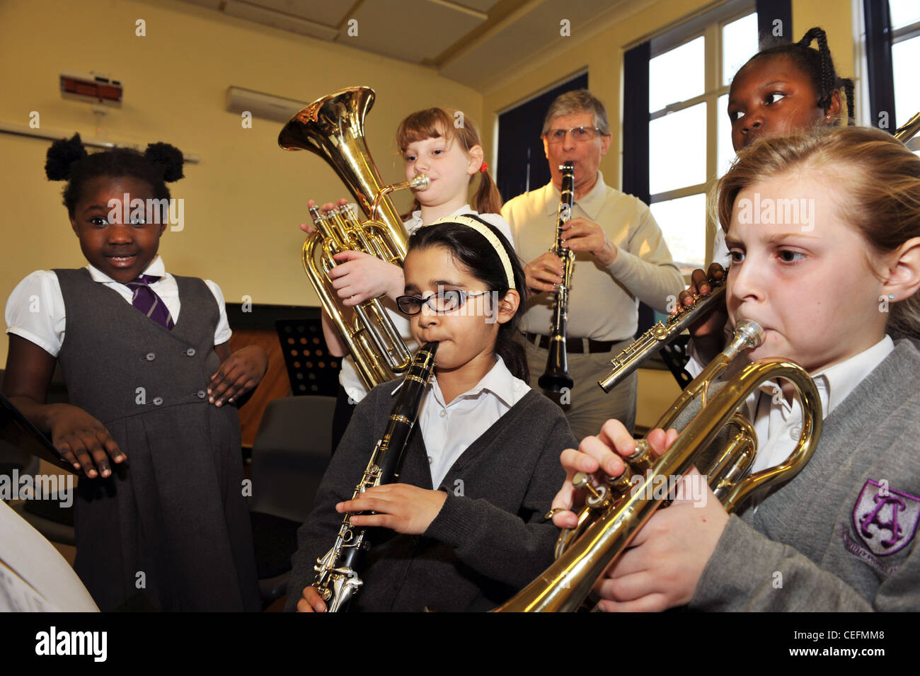 Kinder spielen in einem Schulorchester Stockfoto