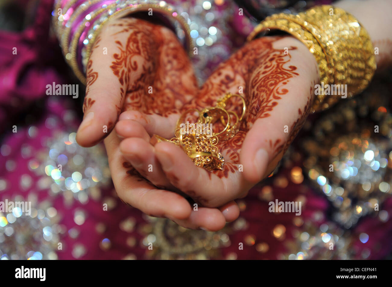 Eine pakistanische Braut hält die Trauringe und Schmuck an ihrem Hochzeitstag Bradford UK Stockfoto